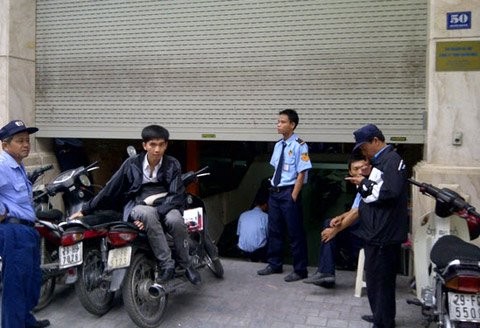 Trụ sở Nhóm Mua tại Hà Nội đang “nội bất xuất ngoại bất nhập”. Người ngoài không được phép vào trong công ty và các nhân viên trong cũng không được phép ra ngoài. (Ảnh: Vietnamnet)